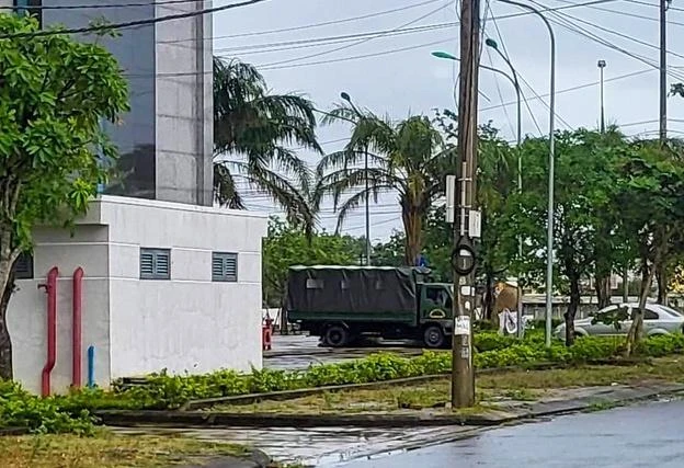 Xe cảnh sát đậu ở Công ty Tài chính Mirae Asset. Ảnh: TN