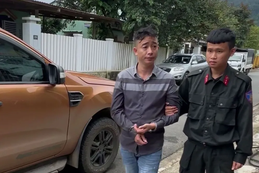 Ninh Văn Hoạt (bị còng tay) cầm đầu đường dây tàng trữ, mua bán vật liệu nổ vừa bị triệt phá. Ảnh: