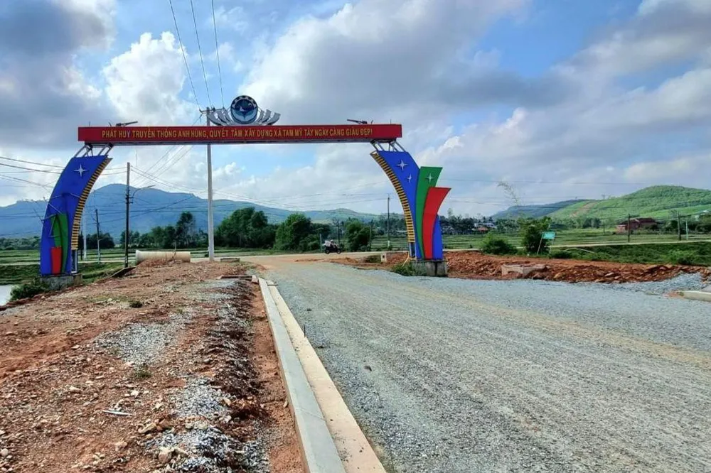 Cổng chào có tổng mức đầu tư 386 triệu đồng vừa xây, trụ đã nằm giữa đường khiến dân bức xúc. Ảnh: TN