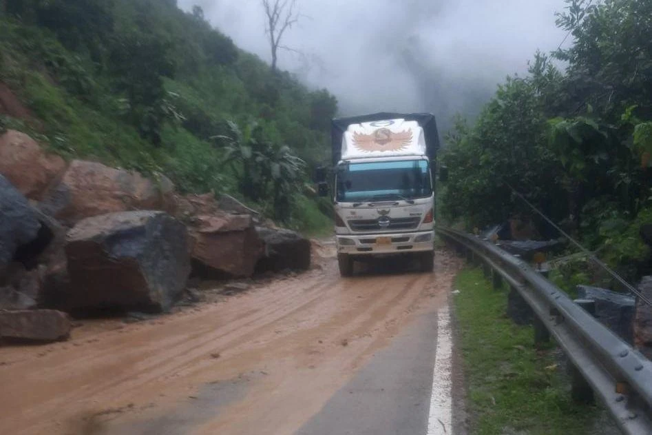 Đến 14 giờ, điểm sạt lở cơ bản được khắc phục, đường Hồ Chí Minh thông một làn xe. Ảnh: TN