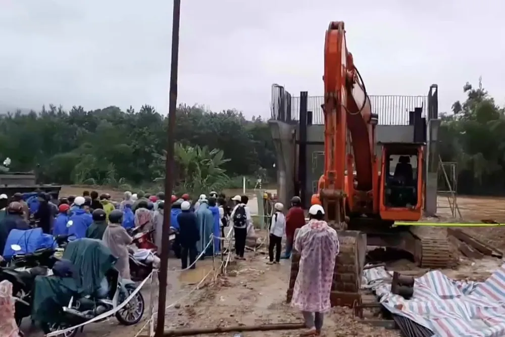 Quốc lộ 40B qua huyện Bắc Trà My bị chia cắt. Ảnh: TN Quốc lộ 40B qua huyện Bắc Trà My bị chia cắt. Ảnh: TN