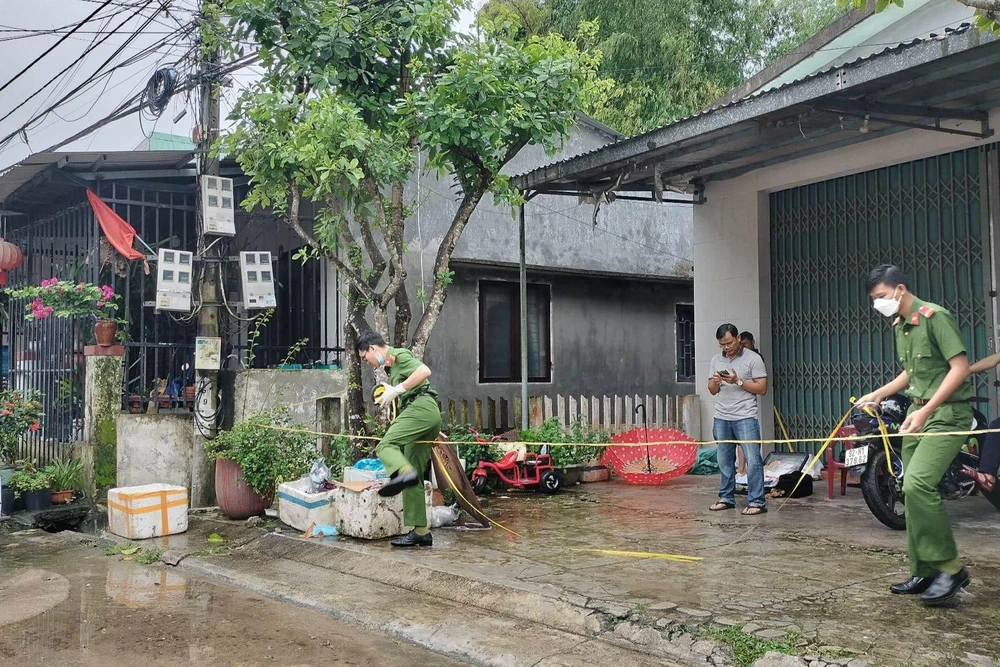 Công an khám nghiệm hiện trường. Ảnh: TN