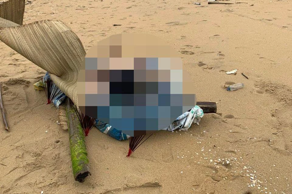 Hai thi thể đang phân huỷ trôi vào bờ biển Quảng Nam.