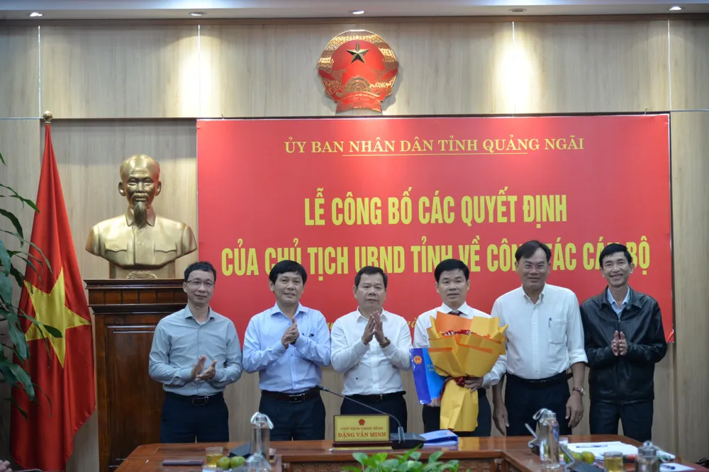 Ông Phạm Minh Đức (cầm hoa) được bổ nhiệm giữ chức Giám đốc Sở Y tế tỉnh Quảng Ngãi.