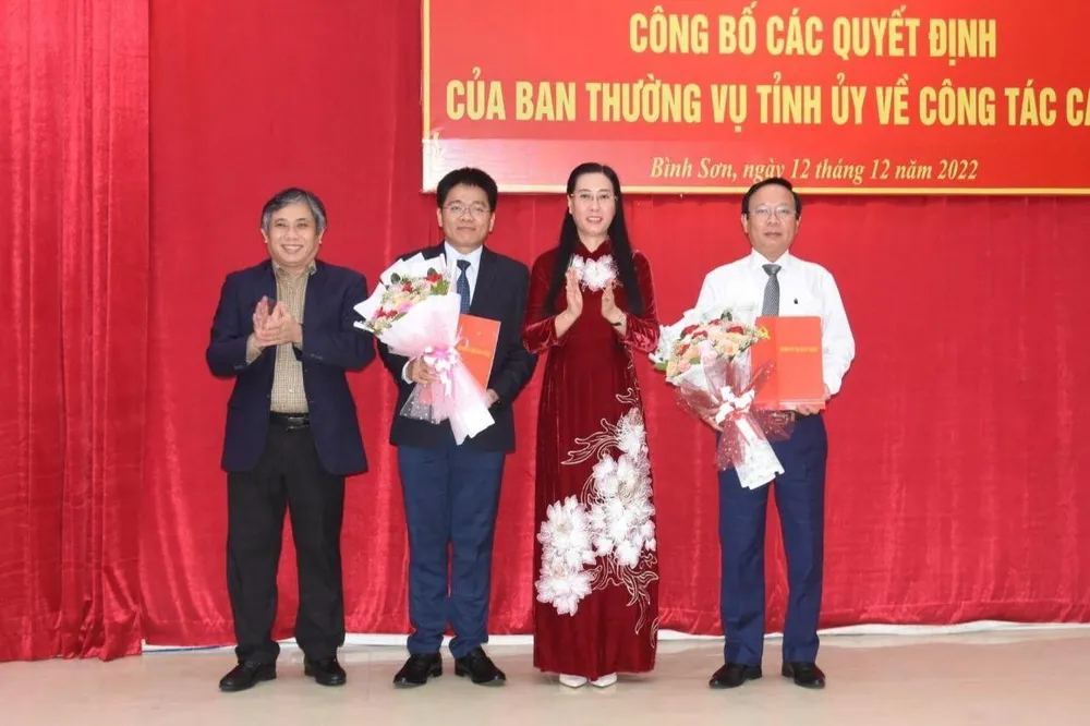 Ông Lương Kim Sơn (cầm hoa, đứng thứ 2 từ trái sang) được bổ nhiệm giữ chức Trưởng Ban Nội chính Tỉnh uỷ Quảng Ngãi.