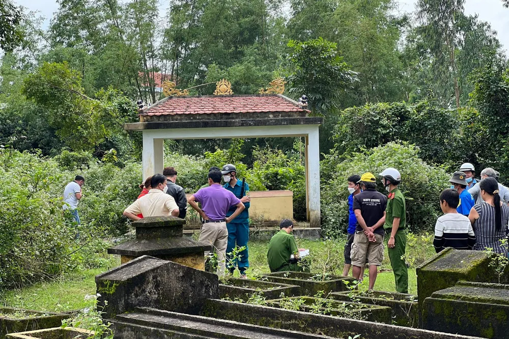 Khu vực phát hiện thi thể có nhiều mồ mả, vắng người qua lại. Ảnh: TN
