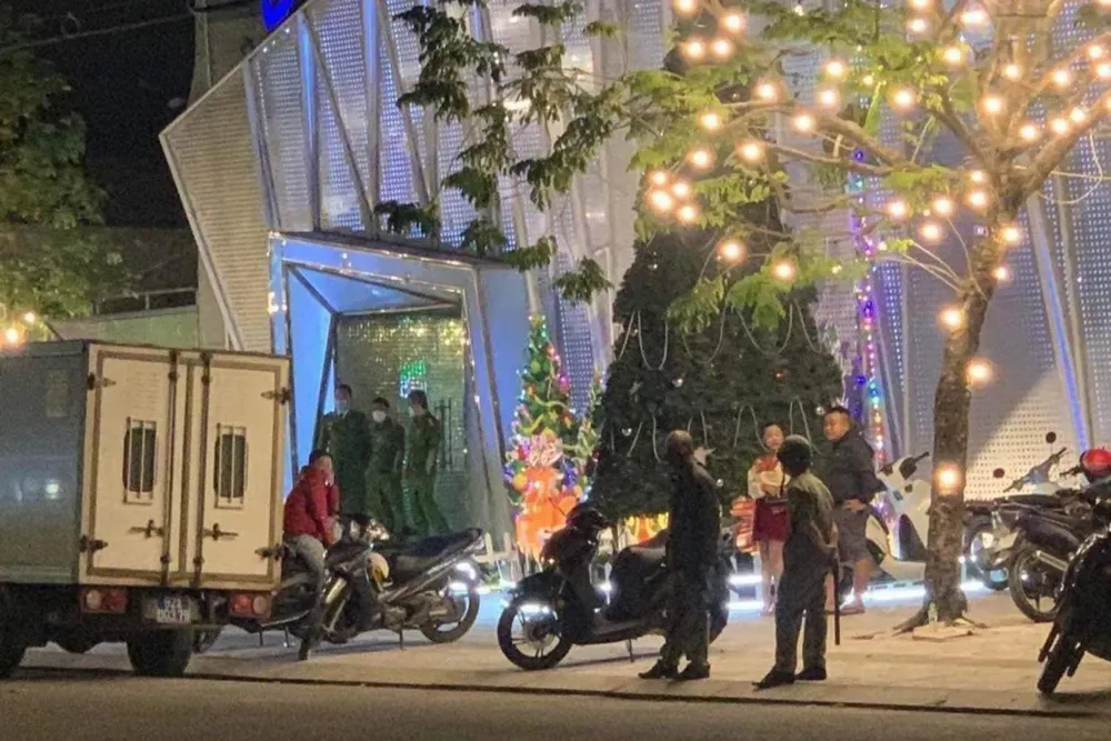 Cảnh sát kiểm tra tại quán bar Diamond. Ảnh: CA