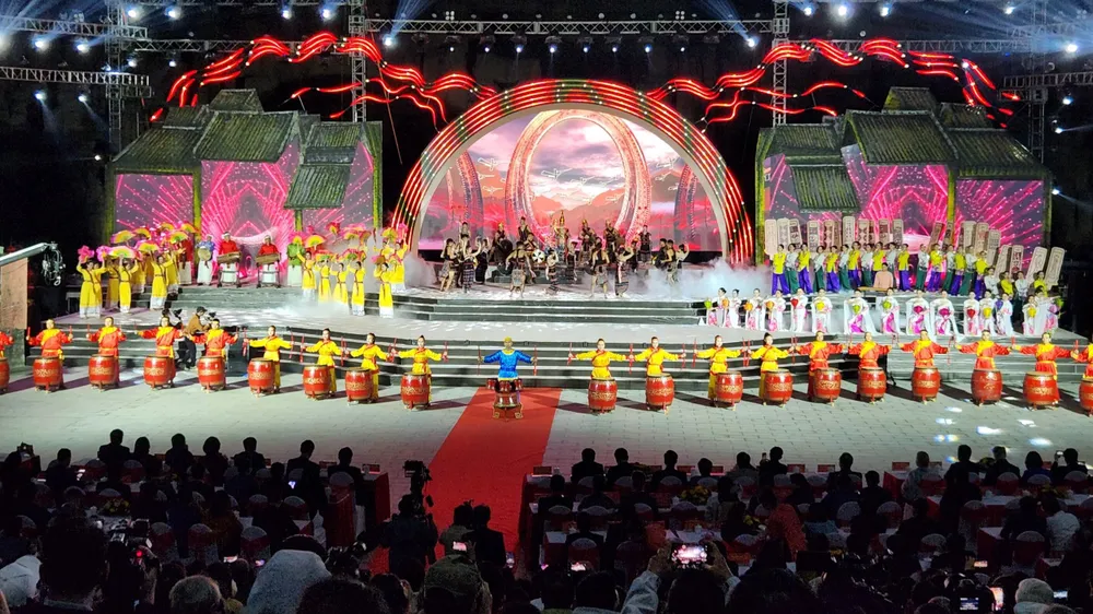 Lễ bế mạc Năm du lịch Quốc gia 2022 với chủ đề &quot;Quảng Nam - điểm đến du lịch xanh&quot;. Ảnh: TN