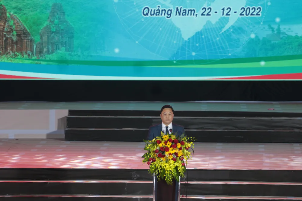 Chủ tịch UBND tỉnh Quảng Nam Lê Trí Thanh phát biểu tại lễ bế mạc Năm du lịch Quốc gia 2022 và khai mạc Năm Quốc gia khởi nghiệp 2023. Ảnh: TN