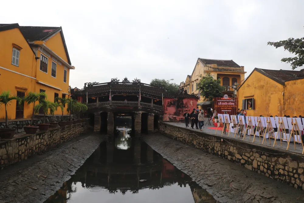 Trải qua 400 năm, di tích Chùa Cầu xuống cấp nghiêm trọng. Ảnh: TN