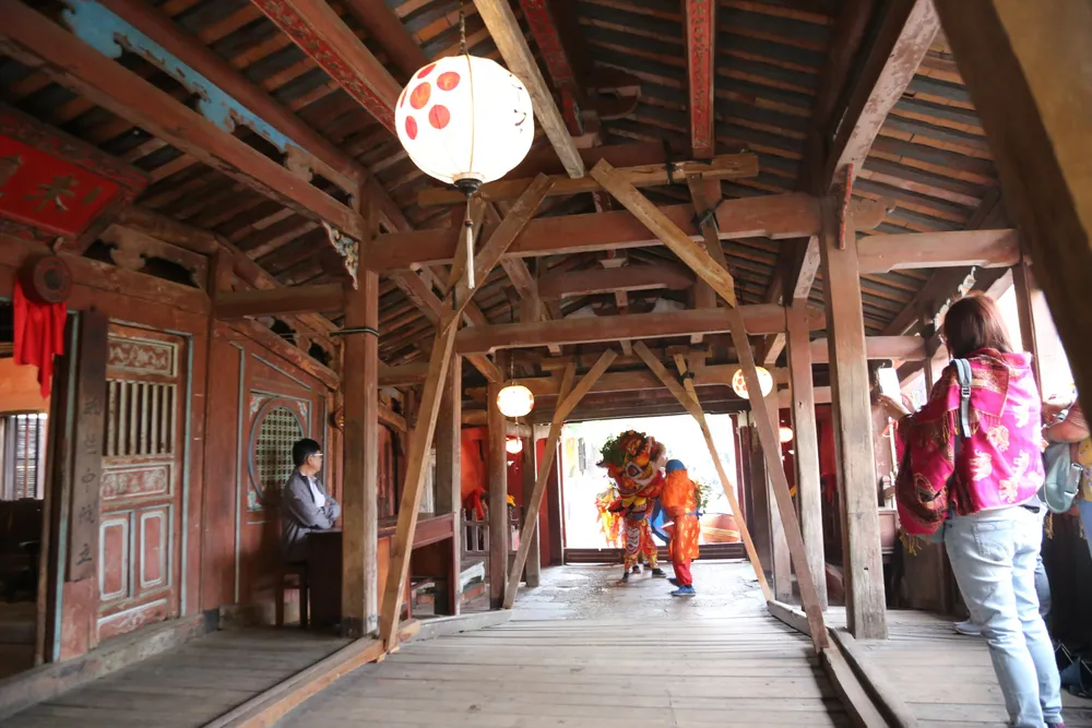 Do xuống cấp, lực lượng chức năng gia cố Chùa Cầu bằng những thanh gỗ. Ảnh: TN