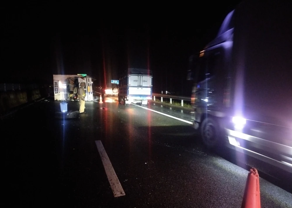 Đến tối, làn hai và làn khẩn cấp cao tốc Đà Nẵng - Quảng Ngãi đã thông.