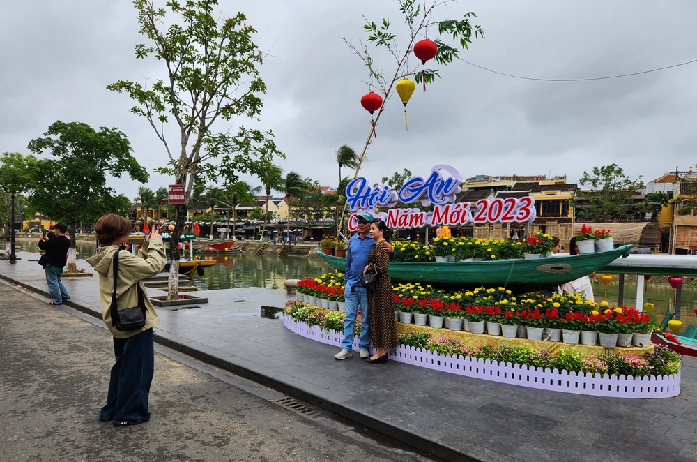 Du khách đến tham quan, chụp hình kỷ niệm tại TP Hội An. Ảnh: TN