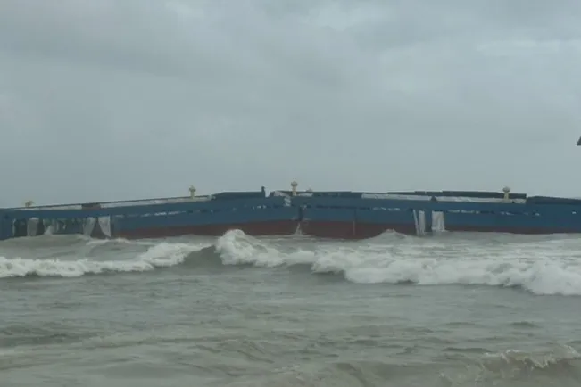 Tàu Hoàng Gia 46 đã gãy đôi. Ảnh: TN