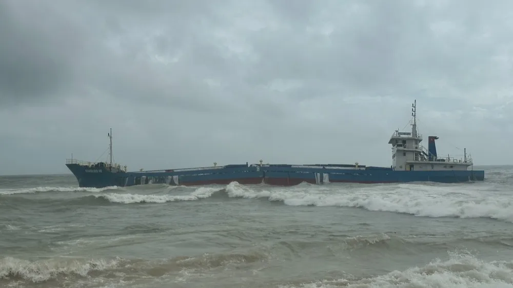 Tàu Hoàng Gia 46 mắc cạn trên vùng biển thị xã Đức Phổ, Quảng Ngãi. Ảnh: TN