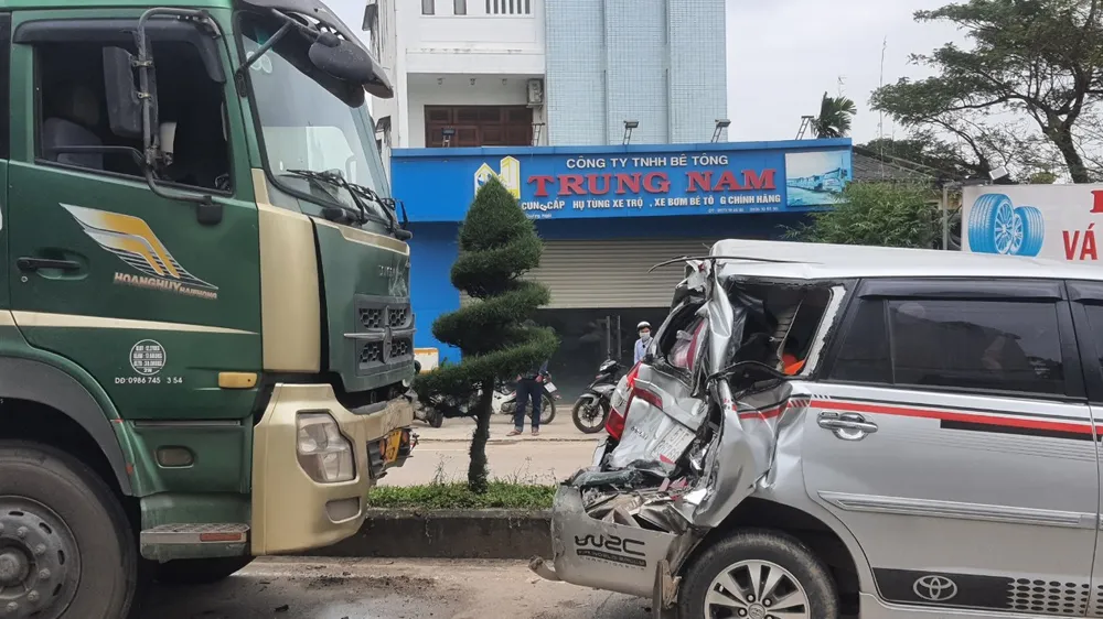 Sau cú húc mạnh, phần đuôi ô tô 7 chỗ bị biến dạng. Sau cú húc mạnh, phần đuôi ô tô 7 chỗ bị biến dạng.