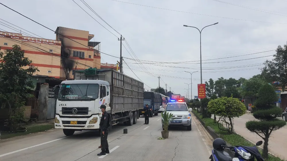 Lực lượng cảnh sát đến hiện trường thu thập thông tin, điều tiết giao thông. Lực lượng cảnh sát đến hiện trường thu thập thông tin, điều tiết giao thông.