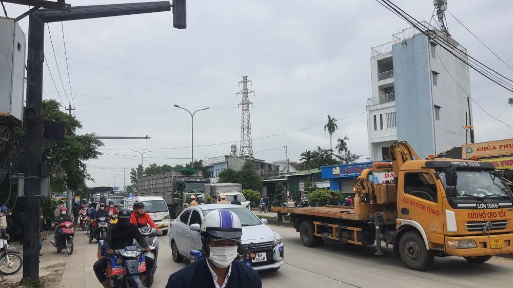 Xe cứu hộ được điều tới hiện trường vụ tai nạn giao thông liên hoàn. Xe cứu hộ được điều tới hiện trường vụ tai nạn giao thông liên hoàn.