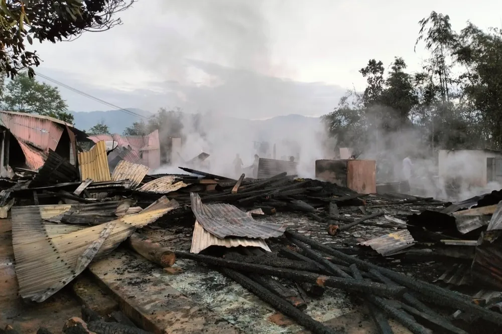 Toàn bộ tài sản, vật dụng trong các ngôi nhà bị cháy rụi. Ảnh: TN Toàn bộ tài sản, vật dụng trong các ngôi nhà bị cháy rụi. Ảnh: TN