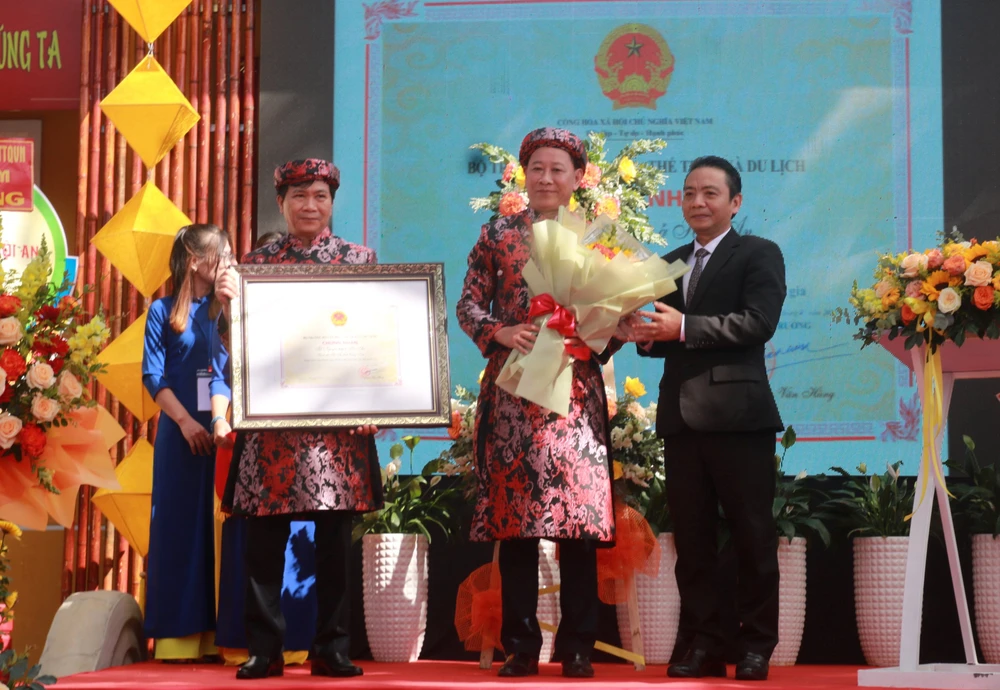 Lãnh đạo TP Hội An nhận quyết định đưa Lễ hội truyền thống, tập quán xã hội và tín ngưỡng tết Nguyên Tiêu ở Hội An vào Danh mục Di sản văn hóa phi vật thể quốc gia.