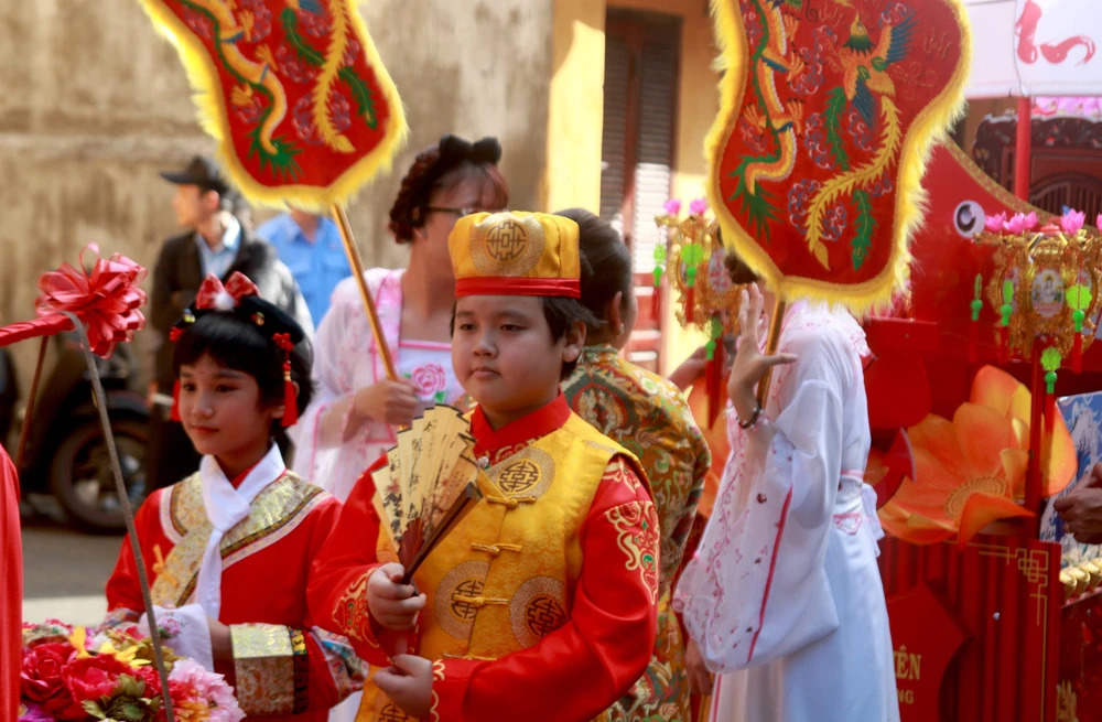 Đoàn diễu hành trên các tuyến đường chính trong phố cổ Hội An.