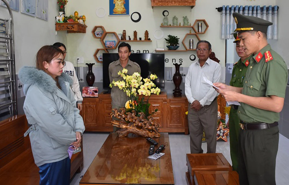 Nguyễn Thị Hòa cầm đầu đường dây ghi lô đề với quy mô 500 triệu đồng/ngày. Ảnh: CA Nguyễn Thị Hòa cầm đầu đường dây ghi lô đề với quy mô 500 triệu đồng/ngày. Ảnh: CA