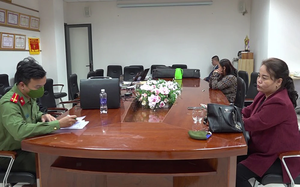 Công an làm việc với những người liên quan. Ảnh: CA Công an làm việc với những người liên quan. Ảnh: CA