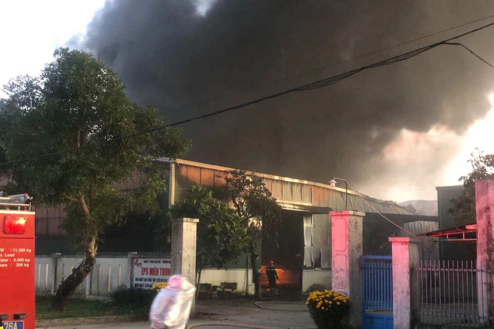 Cột khói cao hàng chục mét, bao trùm cả cụm công nghiệp. Ảnh: TN