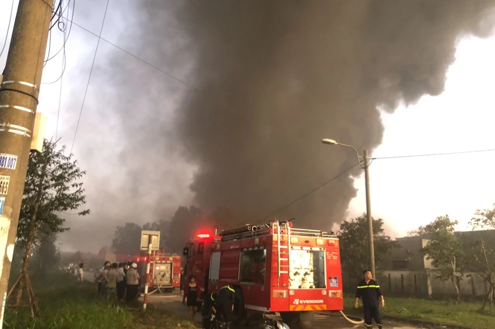 Cảnh sát điều xe chữa cháy đến hiện trường, khống chế lửa từ nhiều hướng. Ảnh: TN