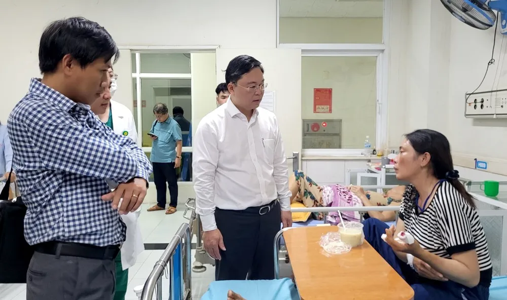 Chủ tịch UBND tỉnh Quảng Nam Lê Trí Thanh (áo trắng) thăm hỏi nạn nhân đang điều trị tại Bệnh viện đa khoa Trung ương Quảng Nam.