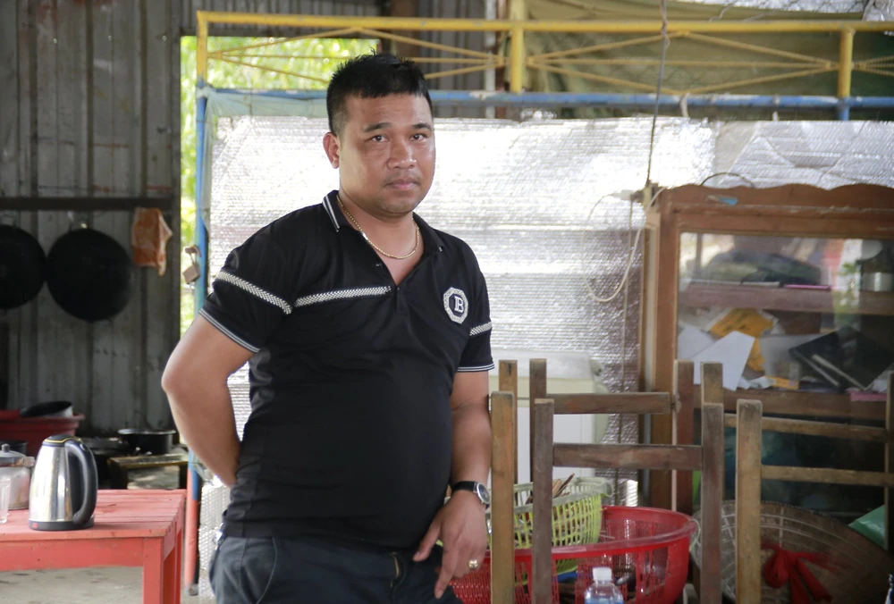 Anh Sơn kể lúc dùng xà beng, cây gỗ đập kính, cạy cửa đưa các nạn nhân ra ngoài.