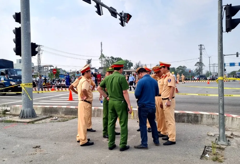 Lực lượng cảnh sát có mặt tại hiện trường thu thập thông tin, điều tra nguyên nhân vụ tai nạn. Ảnh: TN
