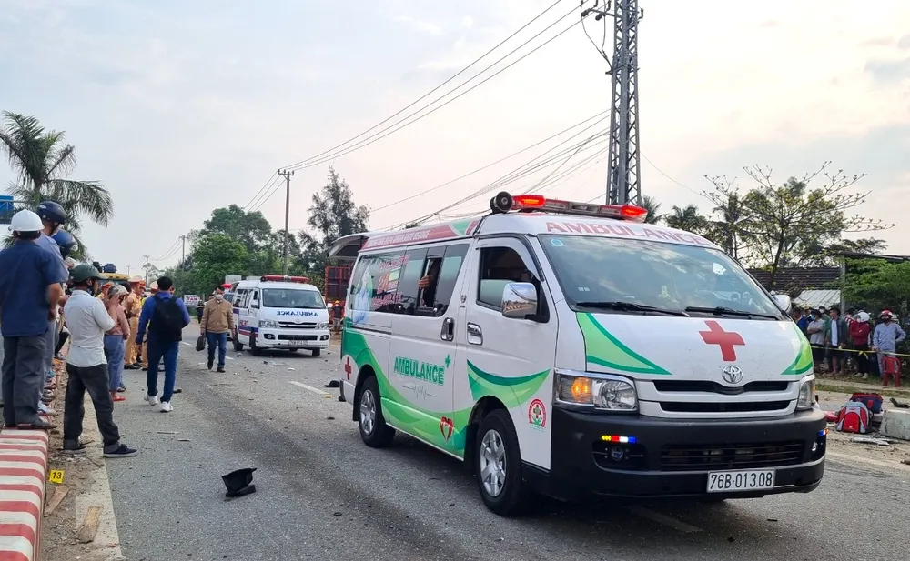 Khoảng 8 giờ 20 phút, các xe cấp cứu đến hiện trường đưa thi thể nạn nhân về bàn giao cho gia đình lo hậu sự. Khoảng 8 giờ 20 phút, các xe cấp cứu đến hiện trường đưa thi thể nạn nhân về bàn giao cho gia đình lo hậu sự.