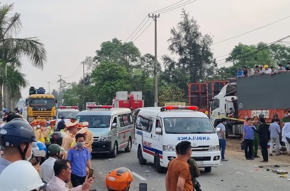 Lực lượng chức năng điều nhiều xe cấp cứu đến hiện trường đưa thi thể các nạn nhân về nhà lo hậu sự. Lực lượng chức năng điều nhiều xe cấp cứu đến hiện trường đưa thi thể các nạn nhân về nhà lo hậu sự.