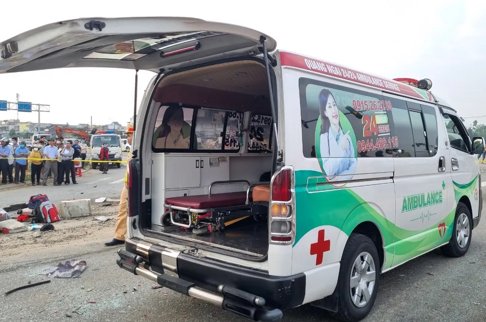 Một số người có mặt tại hiện trường cho biết, chiếc xe khách gặp nạn khi đang chở nhiều người từ tỉnh Quảng Ngãi đi khám bệnh ở Thừa Thiên - Huế. Một số người có mặt tại hiện trường cho biết, chiếc xe khách gặp nạn khi đang chở nhiều người từ tỉnh Quảng Ngãi đi khám bệnh ở Thừa Thiên - Huế.