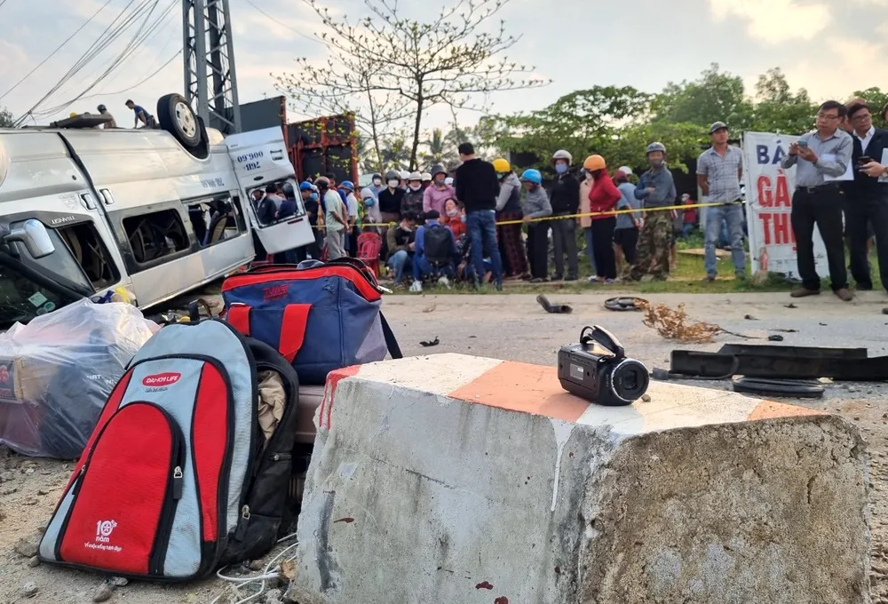Đồ đạc của các nạn nhân trên xe khách để tại hiện trường. Đồ đạc của các nạn nhân trên xe khách để tại hiện trường.