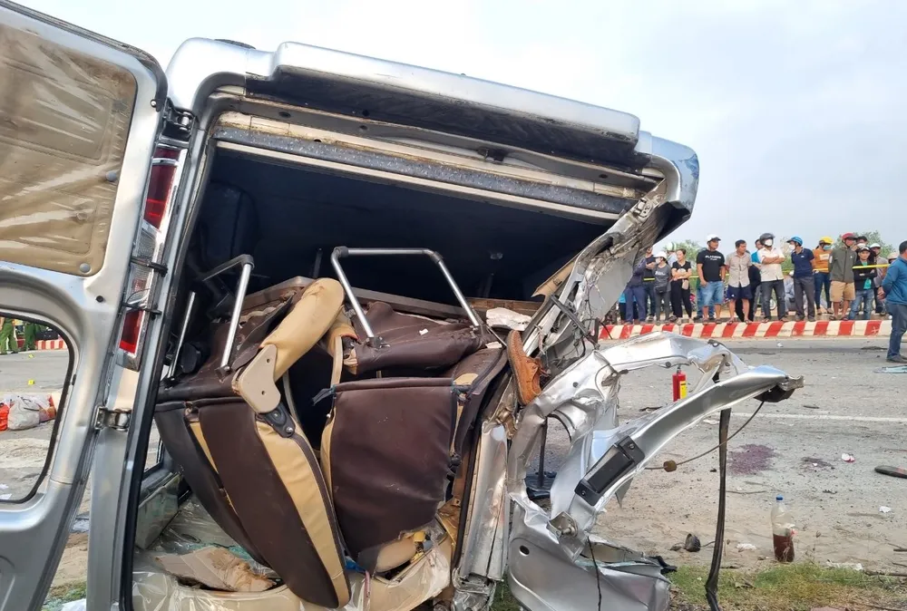 Phần cửa sau xe khách hư hỏng, bung ra, bên hông bị dẹp lại do lực tác động mạnh. Phần cửa sau xe khách hư hỏng, bung ra, bên hông bị dẹp lại do lực tác động mạnh.