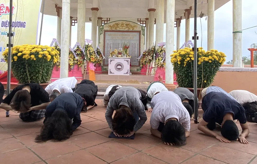 Các thành viên Hội Hoà bình Hàn - Việt cúi đầu bày tỏ sự xấu hổ, ăn năn hối lỗi vì những tội ác binh sĩ Nam Triều Tiên đã gây ra. thảm sát xóm tây quảng nam
