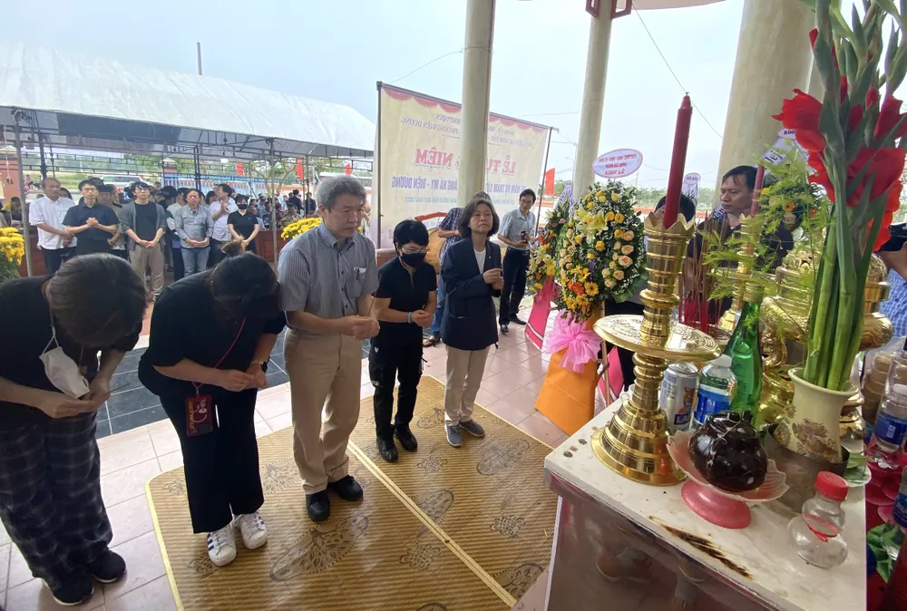 Những người Hàn Quốc có mặt tại buổi lễ tưởng niệm dâng hương các nạn nhân vụ thảm sát. thảm sát xóm tây quảng nam