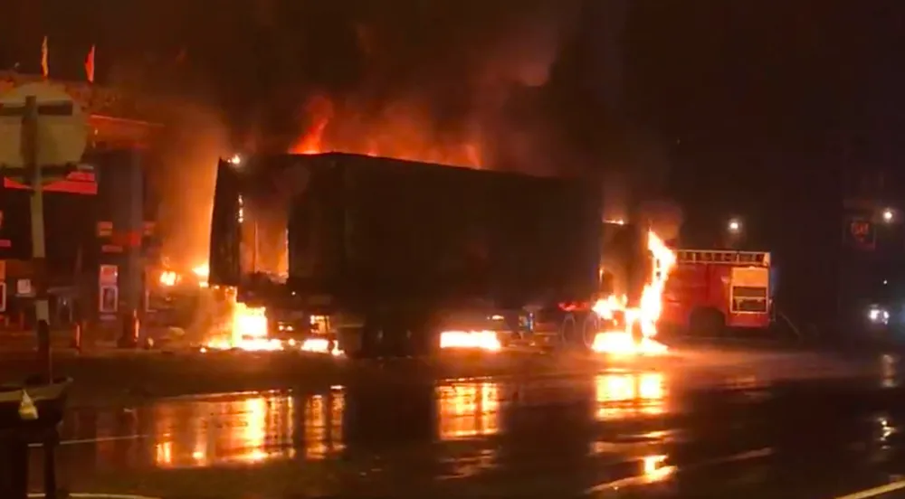 Hai chiếc xe bốc cháy ngùn ngụt.