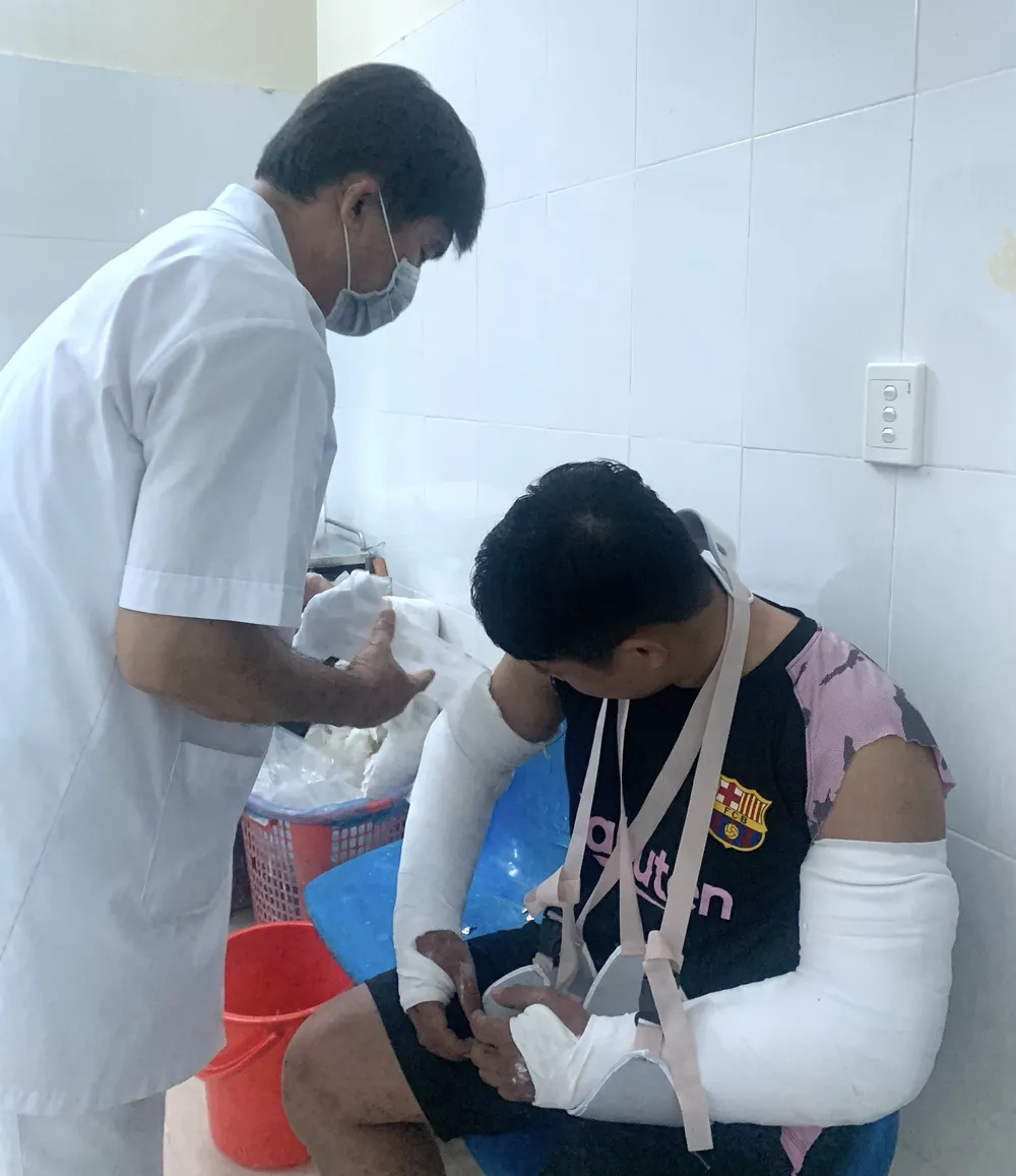 Bác sĩ điều trị cho anh Đ. Bác sĩ điều trị cho anh Đ.