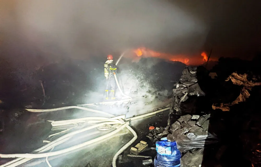 Kho than củi khoảng 200 tấn của bà V bất ngờ bốc cháy dữ dội.