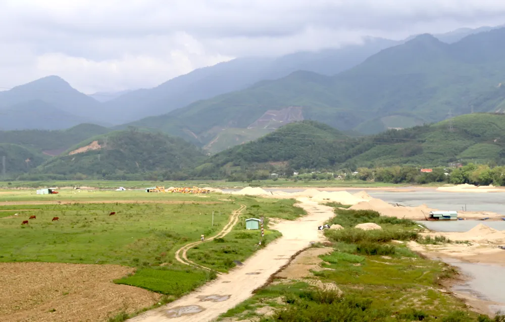 Bình thường, gần cầu Hà Nha (huyện Đại Lộc) là một công trường cát lớn. Mỏ dừng hoạt động, khung cảnh yên ắng. Ảnh: THANH NHẬT