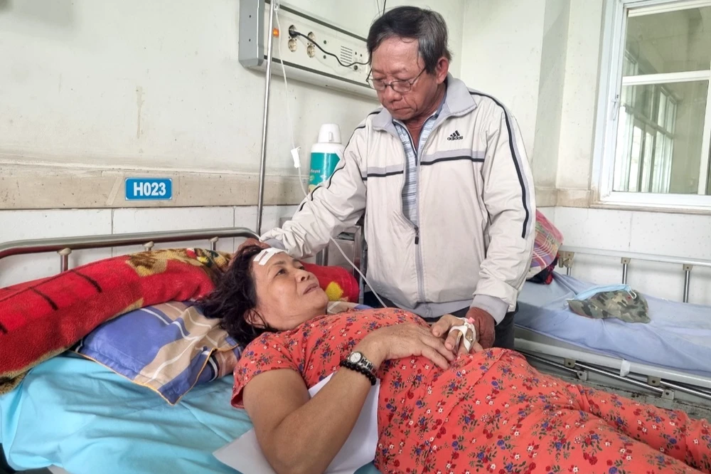 Bà Thảo đang bốc gạch trên thùng xe tải bị rơi xuống đất, gạch đè lên người. Ảnh: TN