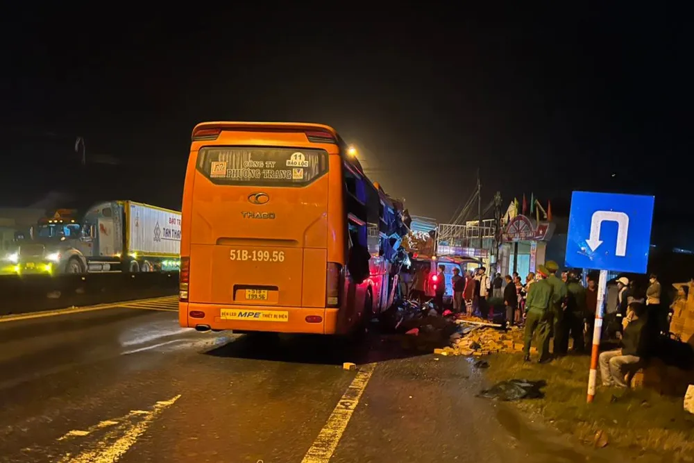Hiện trường vụ tai nạn giữa ô tô khách và xe tải đang dừng bên đường làm 16 người thương vong. Ảnh: TN