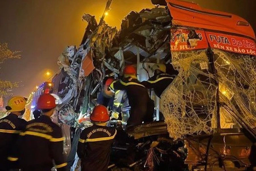 Cảnh sát đưa người bị nạn trong xe ra ngoài. Ảnh: CA