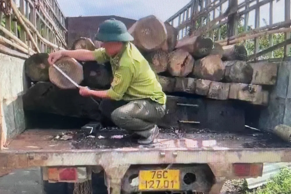 Chiếc xe tải chở hơn 5m3 gỗ không có giấy tờ chứng minh nguồn gốc.