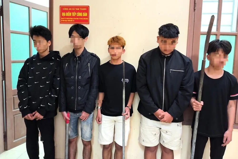 Năm thanh thiếu niên mang theo hung khí đến điểm hẹn đánh nhau. Ảnh: CA