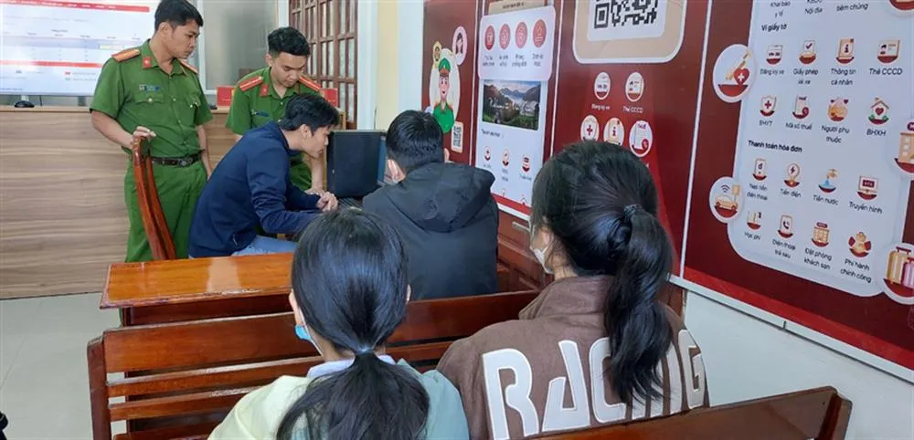 Công an hướng dẫn người dân thực hiện dịch vụ công trực tuyến. Ảnh: CA