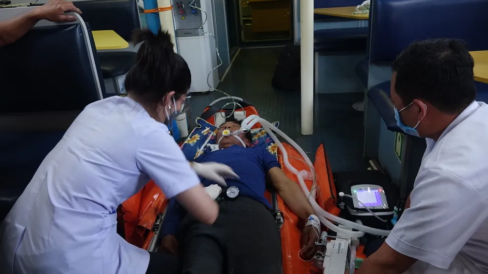 Thuyền viên trên tàu QNa 93231 bị tai biến bất tỉnh, liệt toàn thân khi đang hoạt động trên biển. Ảnh: TT Thuyền viên trên tàu QNa 93231 bị tai biến bất tỉnh, liệt toàn thân khi đang hoạt động trên biển. Ảnh: TT